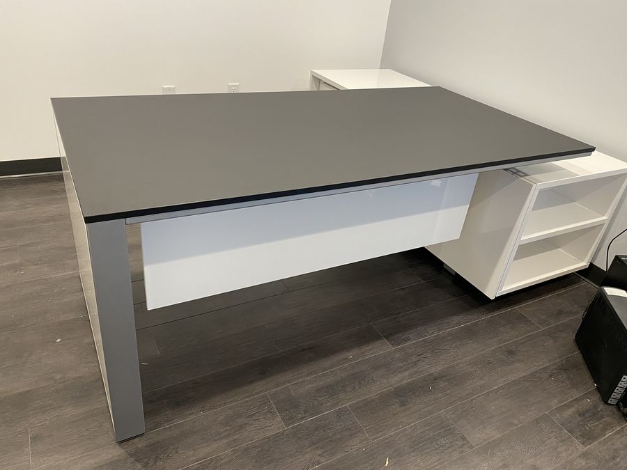 Top edge and white lacquer, up close