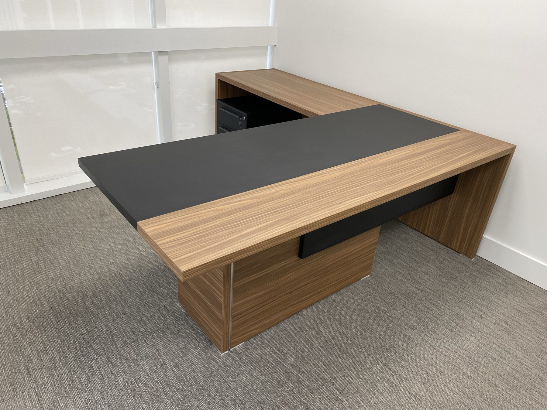 Oxford executive desk installed in a Miami office