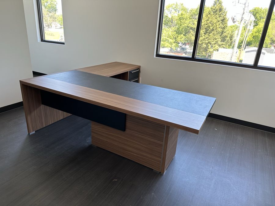 Walnut / black, pedestal and modesty panel