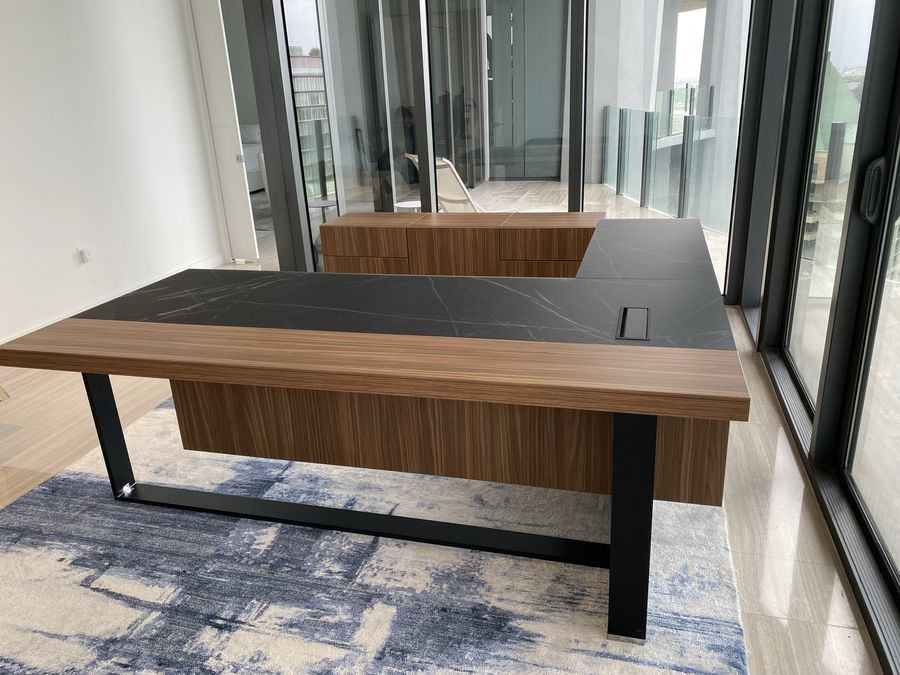 Black marble-effect glass top